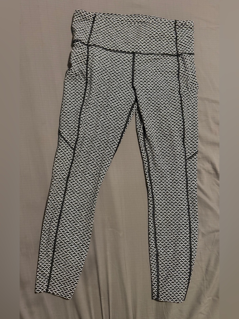 Lululemon Fast & Free 7/8 Tight II Size 10 Black and White Monochromic Black